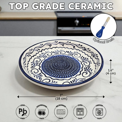 Ceramic garlic grater bowl with blue patterns on a marble surface, accompanied by measurements and safety icons.