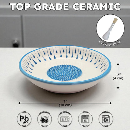 Ceramic garlic grater bowl with blue decorative rim on a gray background, featuring dimensions and safety icons.